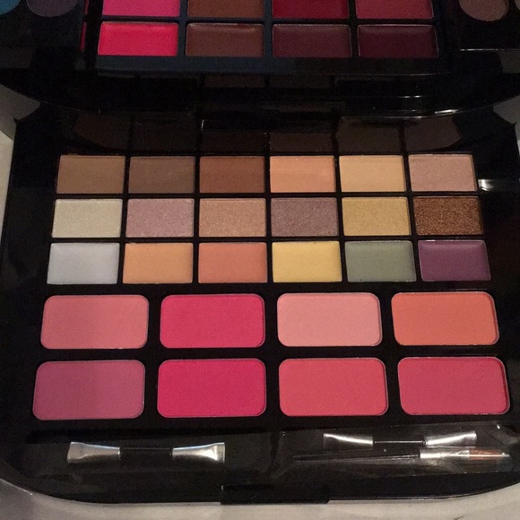 Christian Siriano All Eyes on You makeup 130 pc - Picture 8 of 8